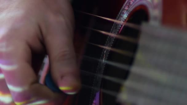 Een akoestische gitaar in het licht — Stockvideo