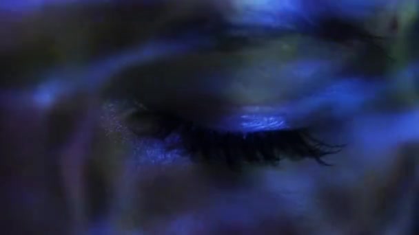 Oko kobiety w świetle — Wideo stockowe