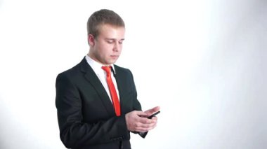 İş adamı telefonda konuşuyor.