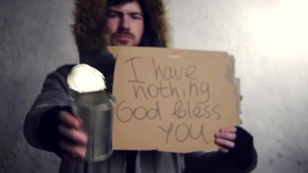 Obdachlose mit einer Dose — Stockvideo