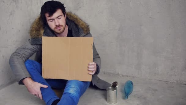 Homeless with a cardboard — Stock Video