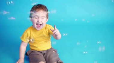 çocuk ve kabarcıklar