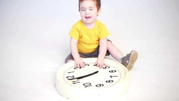 Little boy and clock — Stock Video