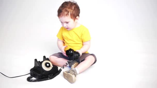 Child and telephone — Stock Video