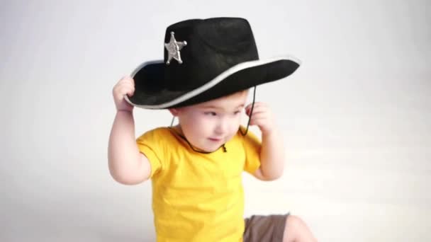 Enfant et un chapeau — Video