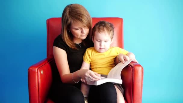 Libro de lectura juntos — Vídeo de stock