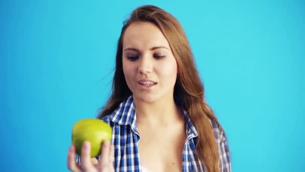 Женщина держит зеленое яблоко — стоковое видео