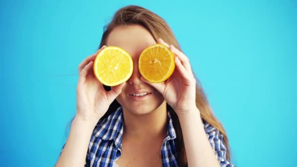 Mujer con naranjas — Vídeo de stock