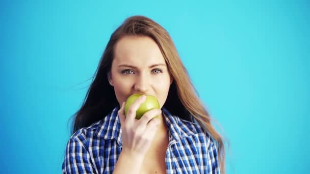 Женщина ест яблоко — стоковое видео