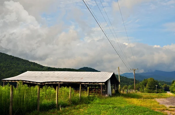 Capannone su strada in montagna — Foto Stock