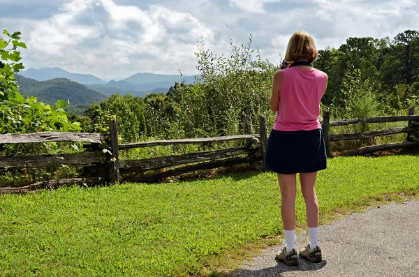 Kvinne på Overlook – stockfoto