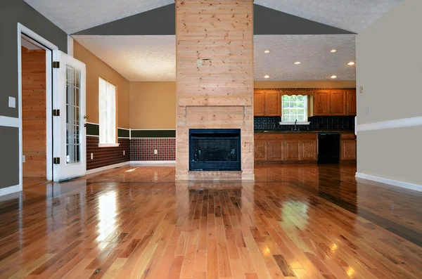 Habitación con chimenea y suelos de madera — Foto de Stock