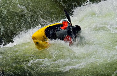 adam çalışırken kayık