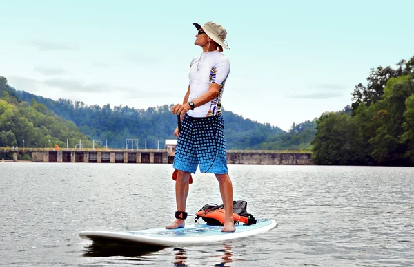 Homem em paddleboard — Fotografia de Stock