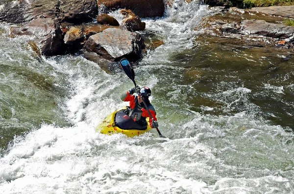 Hombre en kayak en río — Foto de Stock