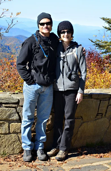 Happy Couple Hiking — Stock Photo, Image