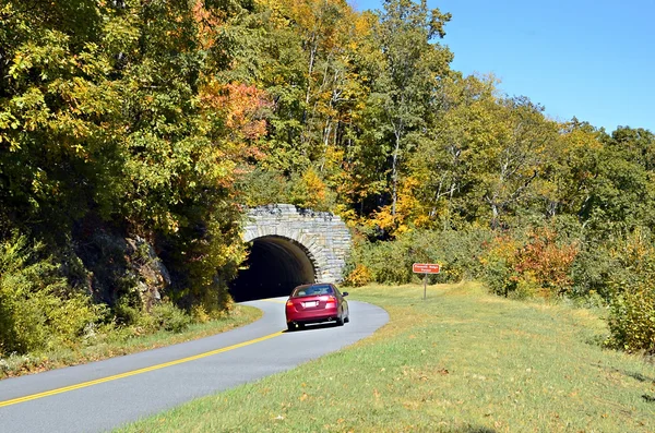 Auto en tunnel in de herfst Stockfoto