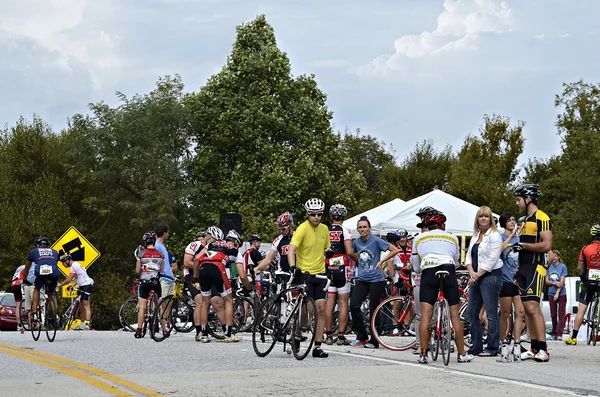 Renners op rest stop op de top van berg — Stockfoto