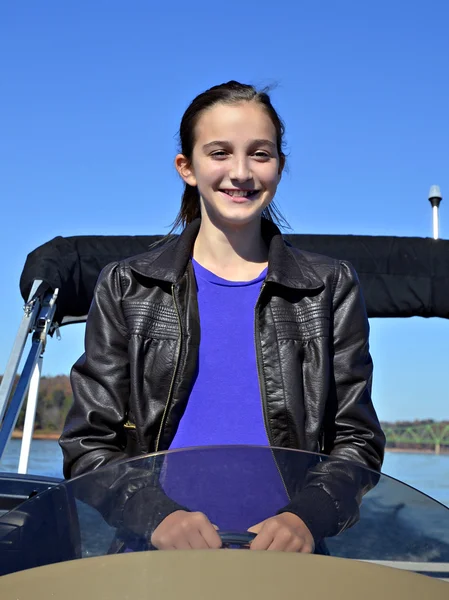 Preteen menina aprendendo a dirigir um barco — Fotografia de Stock