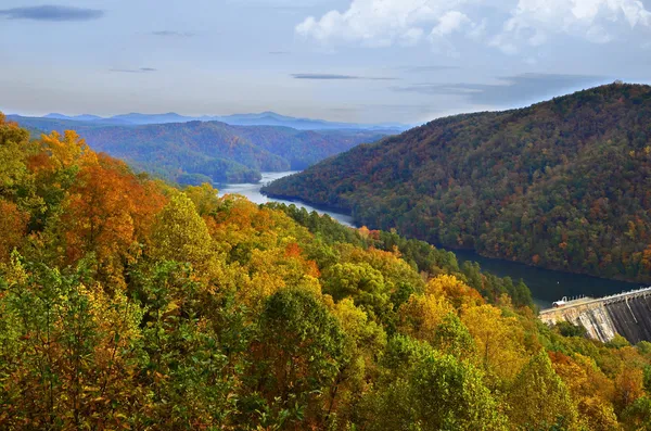 Barrage et montagnes du lac à l'automne — Photo