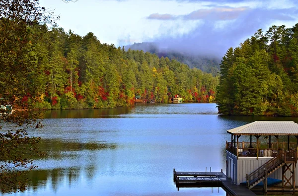 Brouillard matinal sur un lac — Photo