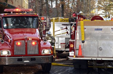 firetrucks adlı bir evde yangın