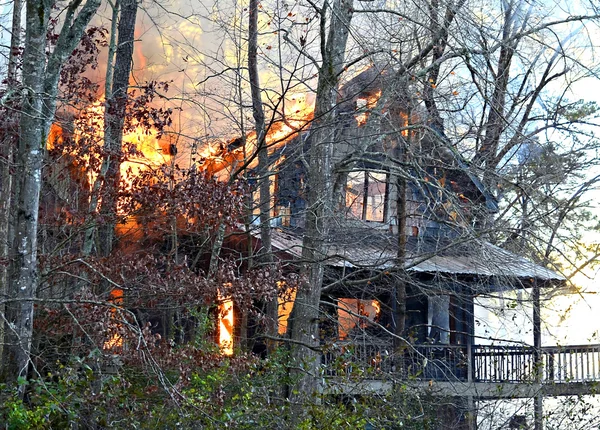 Haus in Flammen — Stockfoto