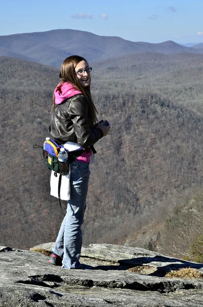 Mladá dívka Turistika v horách — Stock fotografie