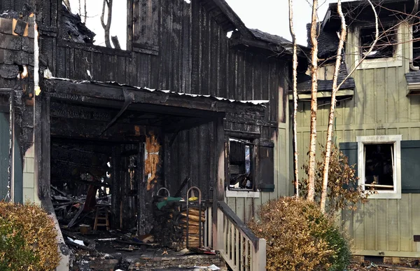 Ingången till ett hus som förstördes av brand — Stockfoto