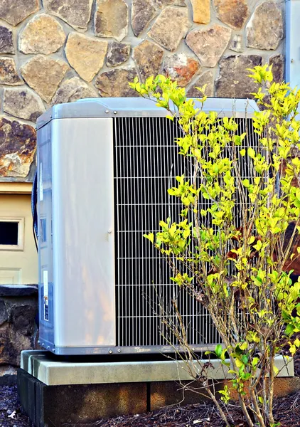 Ar condicionado / unidade de aquecimento em uma casa — Fotografia de Stock