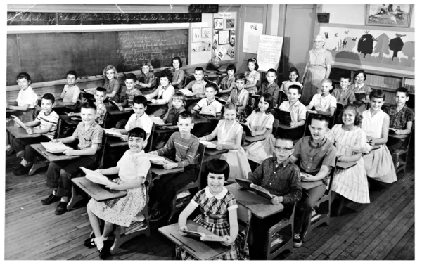 En 1959 klassrummet foto med studenter på skrivbord. — Stockfoto