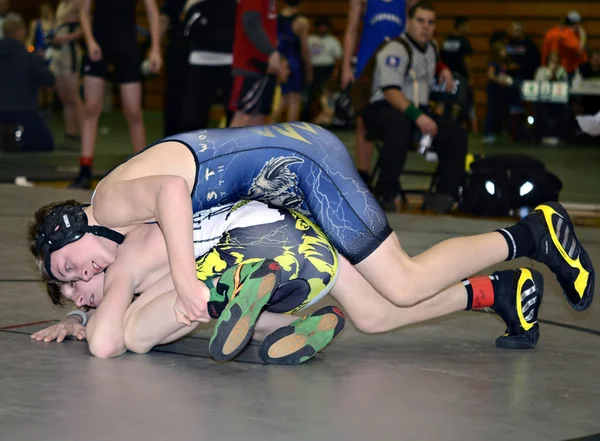 Jovens rapazes Wrestling — Fotografia de Stock