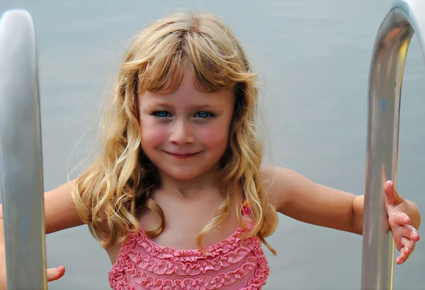 Mladá dívka na žebříku na vodu — Stock fotografie