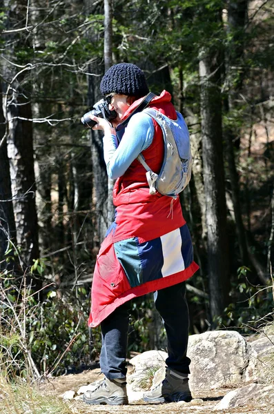 Mujer excursionista tomando fotos — Foto de Stock