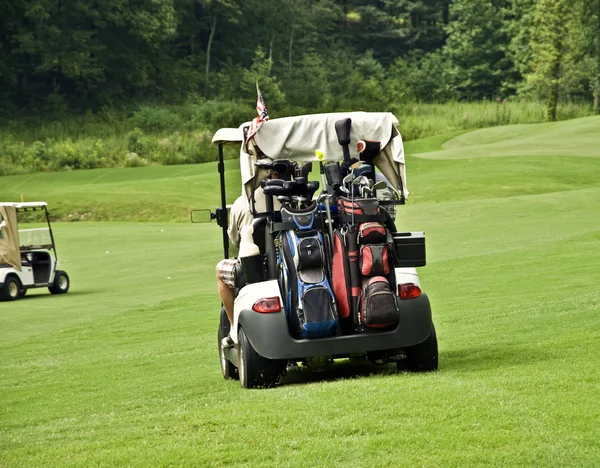 Golfspelers in mobiele carts — Stockfoto