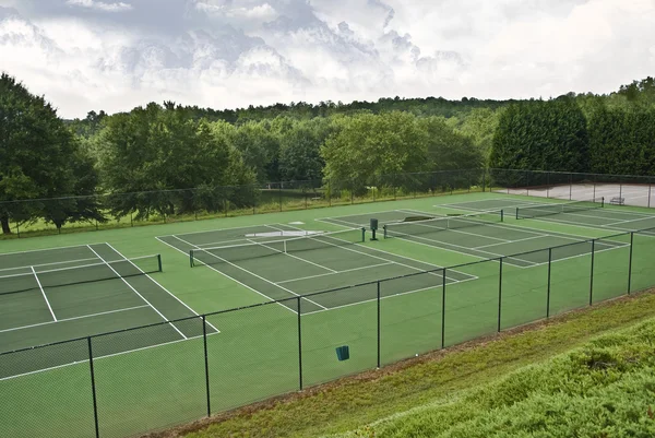 Una fila de canchas de tenis vacías —  Fotos de Stock