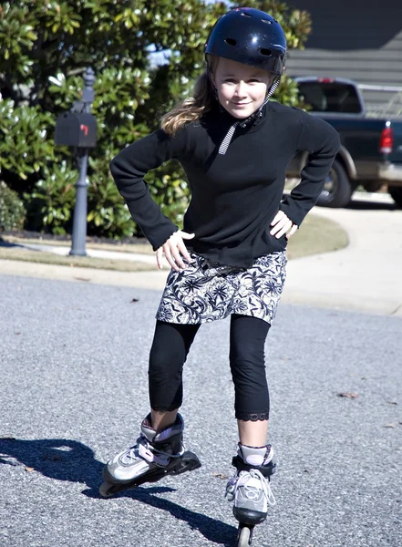 Junges Mädchen beim Skaten — Stockfoto