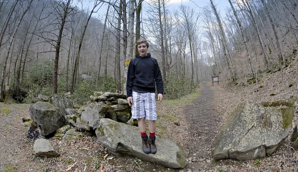Jongen op de appalachian trail — Stockfoto