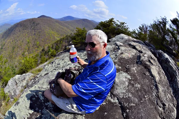 Hiker Resting and Having a Snack — Stock Photo, Image