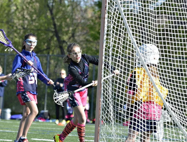 Junge Mädchen Lacrosse — Stockfoto