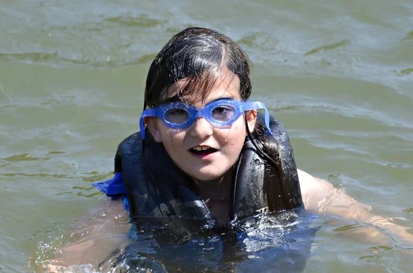 Young Girl Swimming — Stock Photo, Image