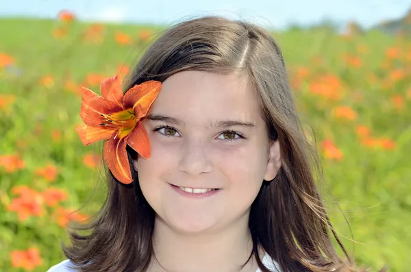 Vacker flicka med blomma — Stockfoto