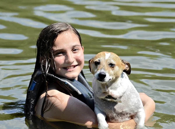 Adolescent fille et chien — Photo