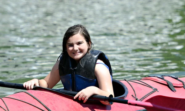 Chica joven en kayak — Foto de Stock