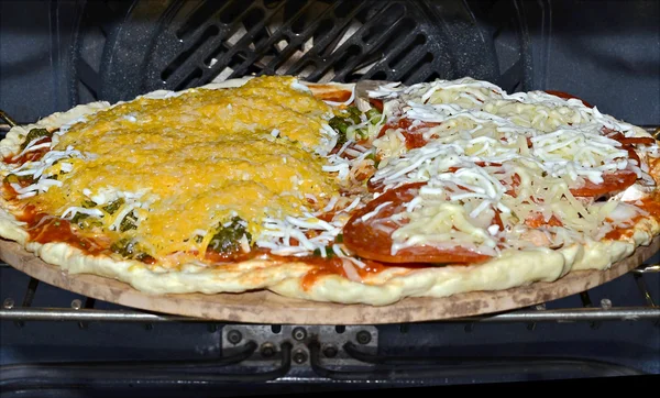 オーブンのピザ — ストック写真