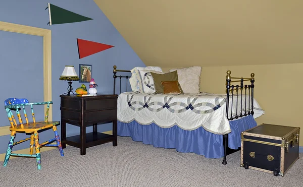 Υπνοδωμάτιο με σιδερένιο κρεβάτι — Φωτογραφία Αρχείου