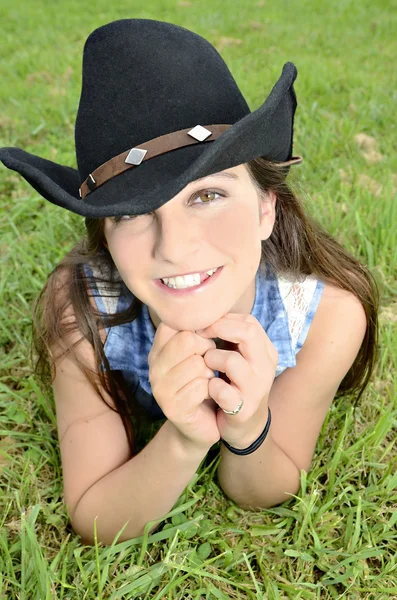 Tienermeisje met cowboy hoed — Stockfoto