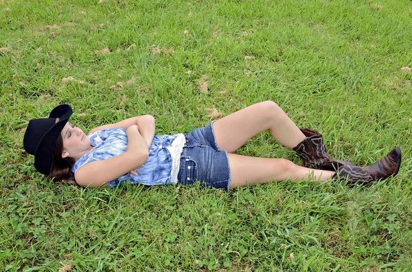 Menina adolescente deitada na grama — Fotografia de Stock