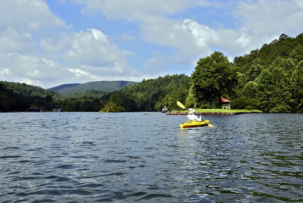 Kvinna kajakpaddling — Stockfoto