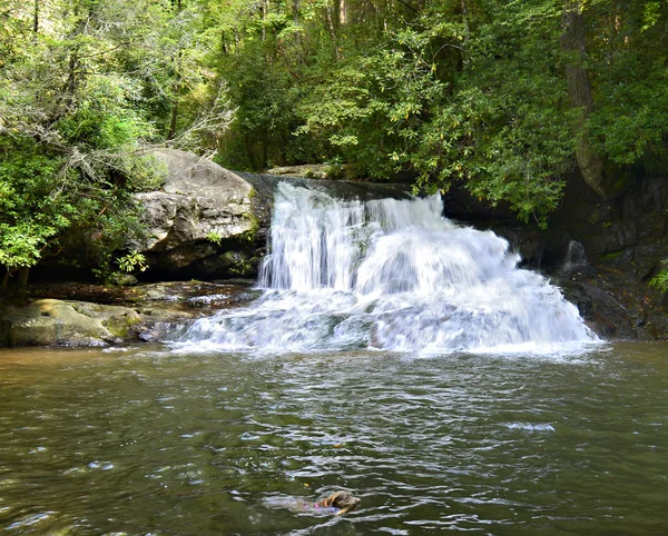 Chute d'eau à la fin du sentier de randonnée — Photo